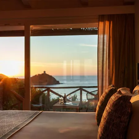 Курортный комплекс Baia Di Sardinia, Curio Collection By Hilton Киа
