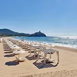 Baia Di Sardinia, Curio Collection By Hilton 4*