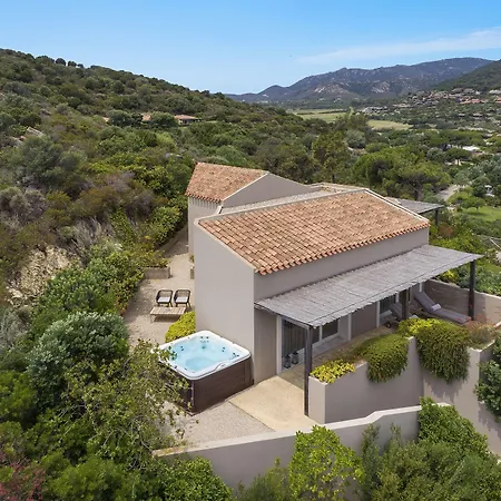 Ośrodek wypoczynkowy Baia Di Sardinia, Curio Collection By Hilton 4*