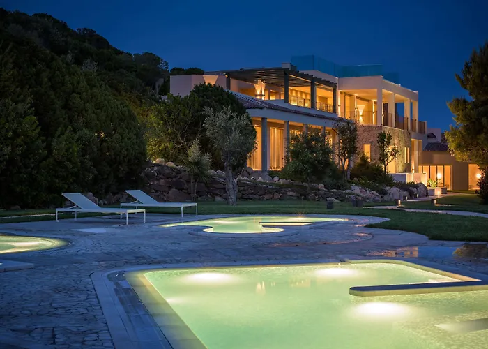 Baia Di Sardinia, Curio Collection By Hilton 4* Chia